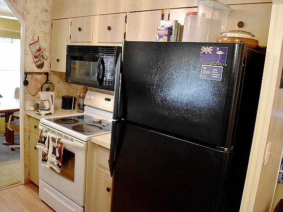 4th image of 28944-127 Hubbard St