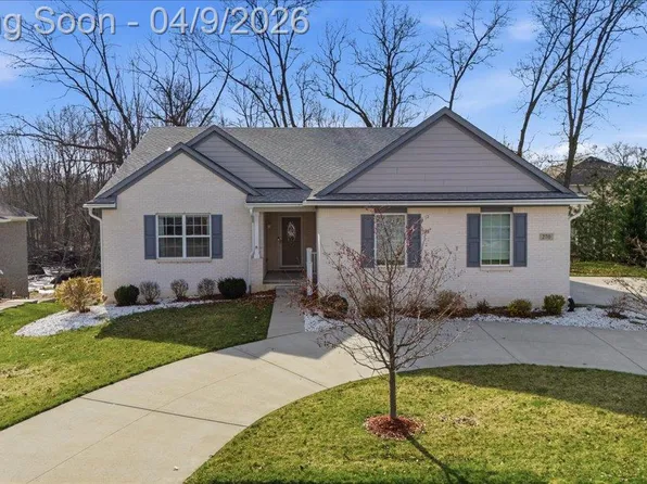 270 Greenan Ln, Lake Orion, MI 48362