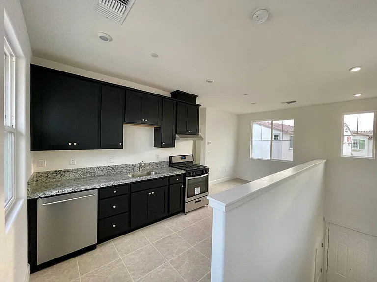 278 E Lawson Ave — Photo 4