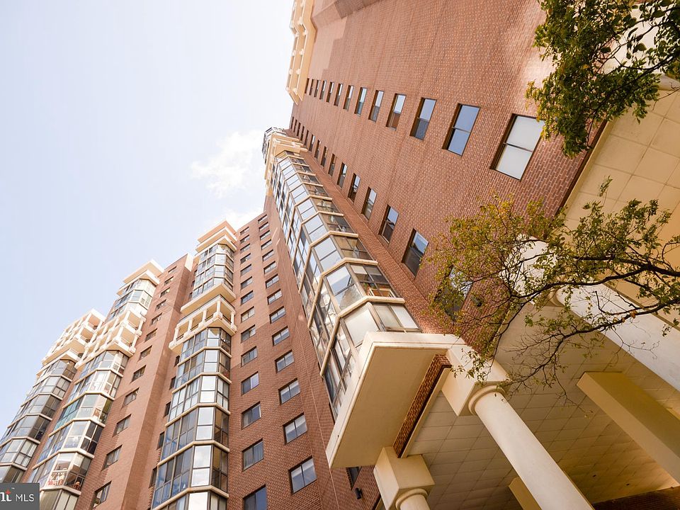 1st image of 1600 N Oak St APT 1901