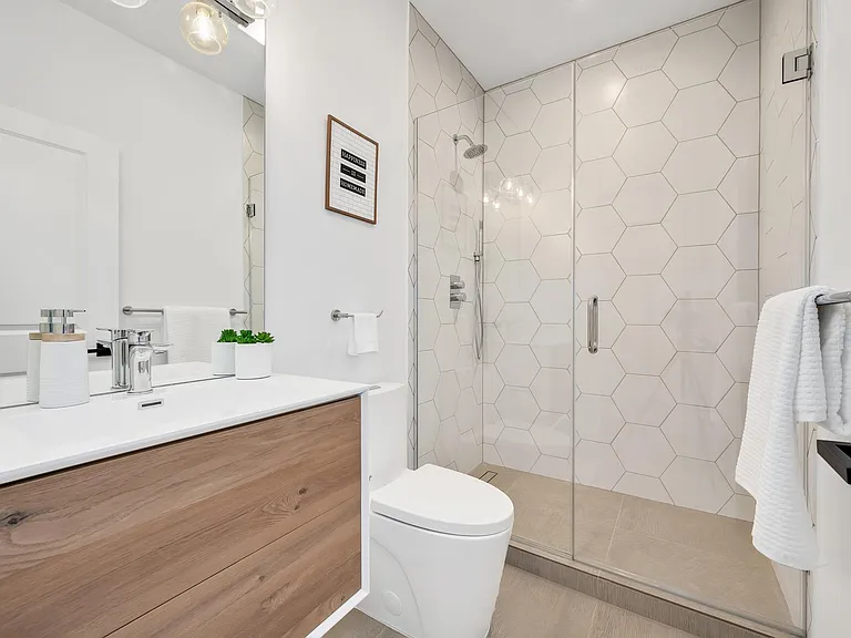 1111 Erie St #2 — Photo 9