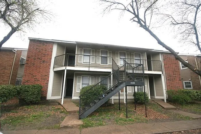 2 bed, 1.0 bath, 975 sqft, $1,100 — Photo 1