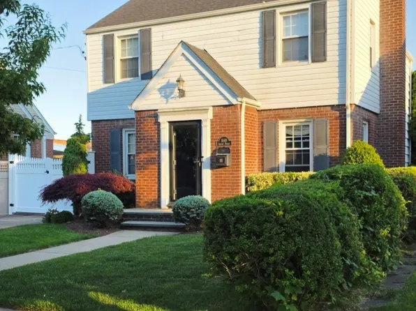 1049 Admont Avenue, Franklin Square, NY 11010