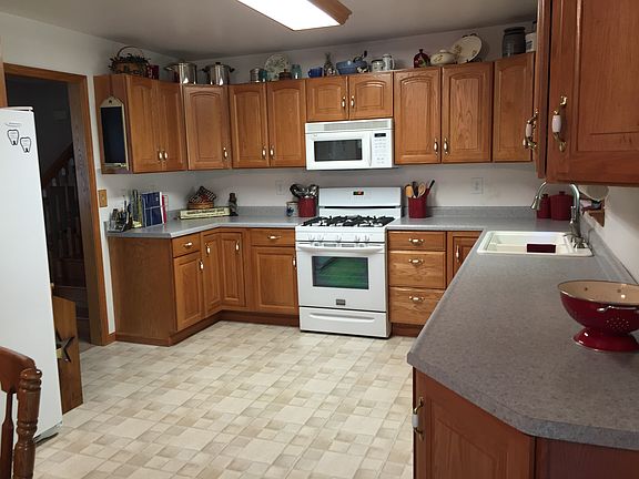 Spacious eat-in kitchen