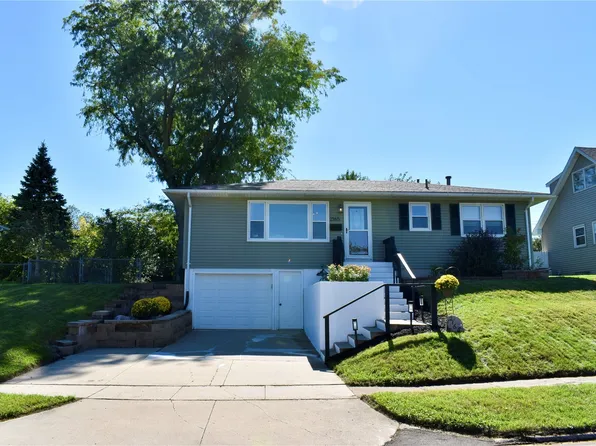 2165 Country Club Dr, Marion, IA 52302