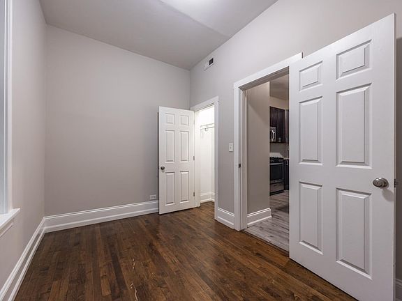 5th image of 909 N Leavitt St #2