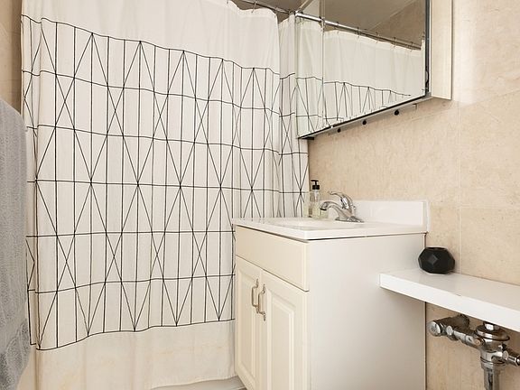 4th image of 205 E 77th St APT 3E