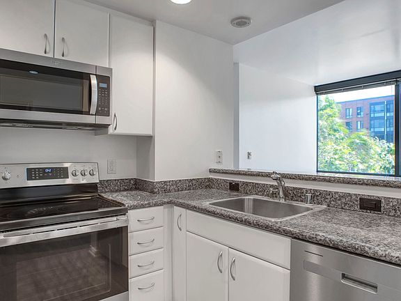 5th image of 250 King St Unit 270