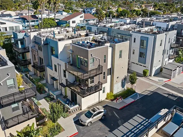 1562 Vista Del Mar Way #1 — Photo 5
