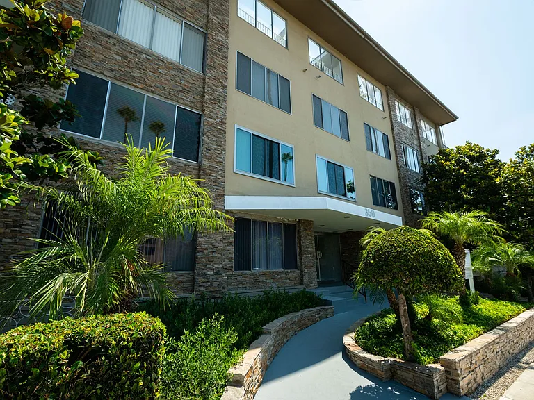 350 N Crescent Drive — Photo 1