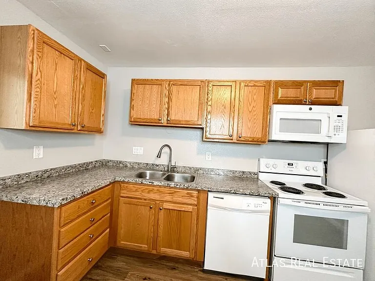 2107 Preuss Rd #B — Photo 6