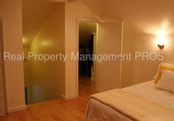 5th image of 2960 S Columbus St