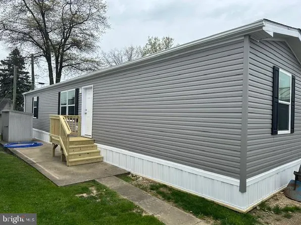 47 Hilltop Ave, Akron, PA 17501