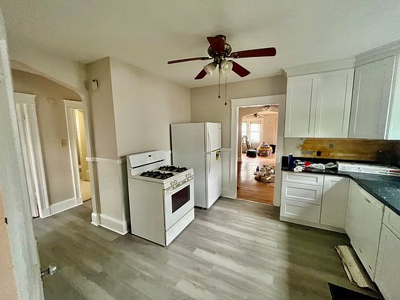 4th image of 129 Cottage St #1