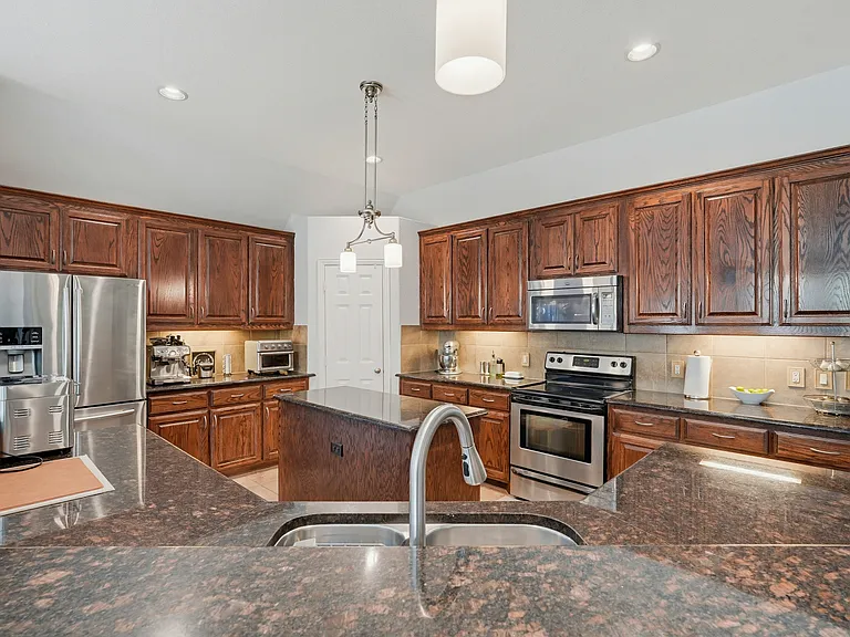 2504 Maple Stream Dr — Photo 3