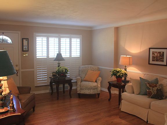 2nd image of 810 Poplar Dr