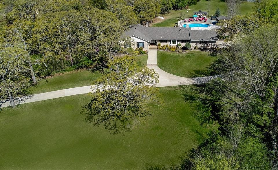 1st image of 2216 Woodland Dr