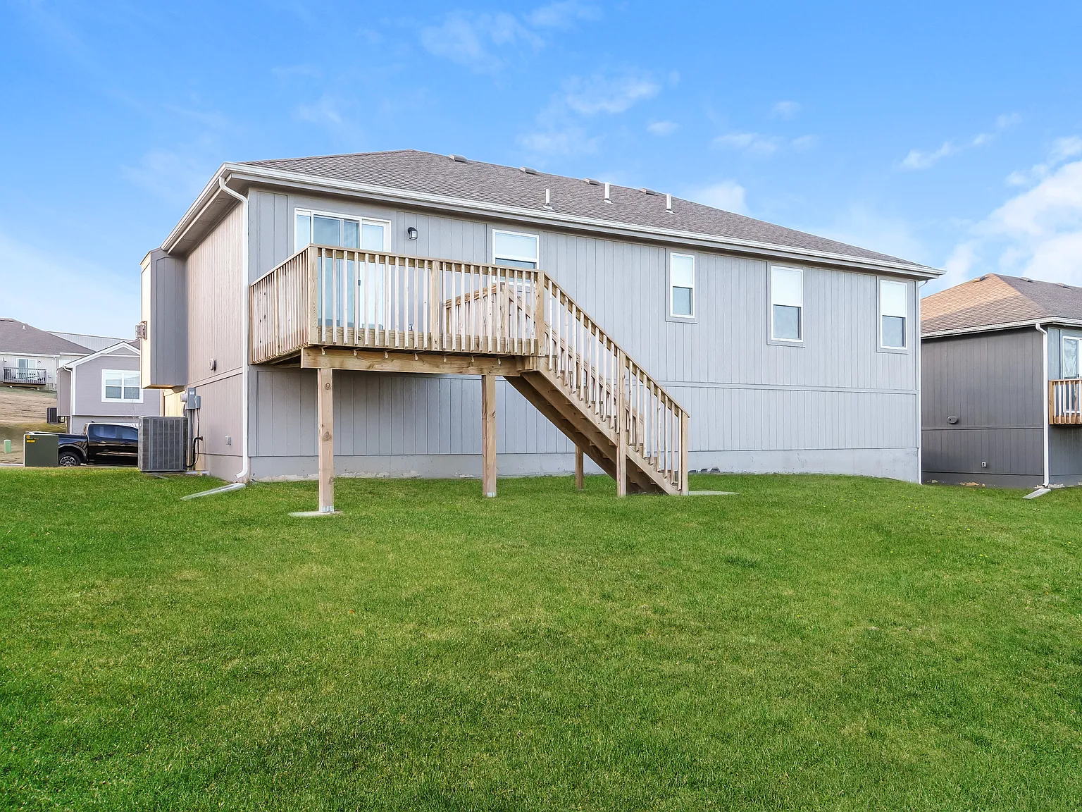 4 bed, 3.0 bath, 1959 sqft, $2,299 — Photo 3