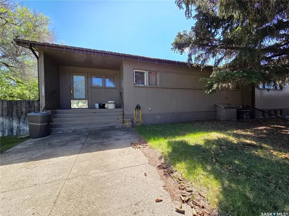 UNIT E-135-145 3rd STREET E, Fox Valley, SK S0N 0V0