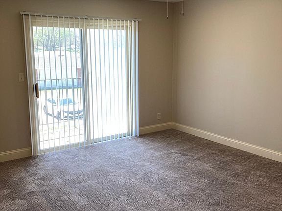 3rd image of 10-5120 Emerald Dr #18