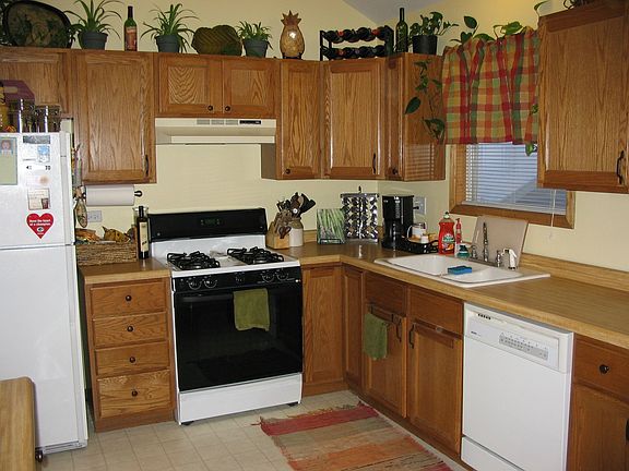 3rd image of 829 N Elmwood Dr