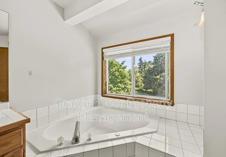 5204 Ridge Dr NE — Photo 31