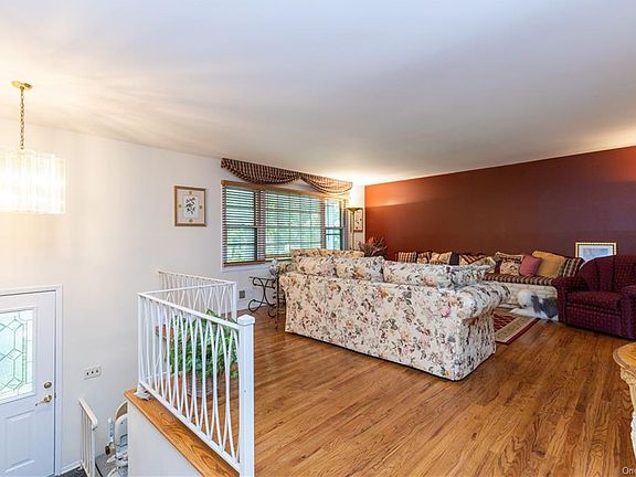 4th image of 30 York Dr