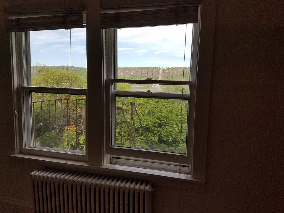 Palisades view from large bedroom