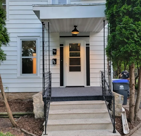 437 E Doty Ave — Photo 2