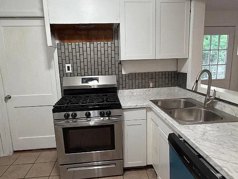 1050 Boyd St — Photo 7