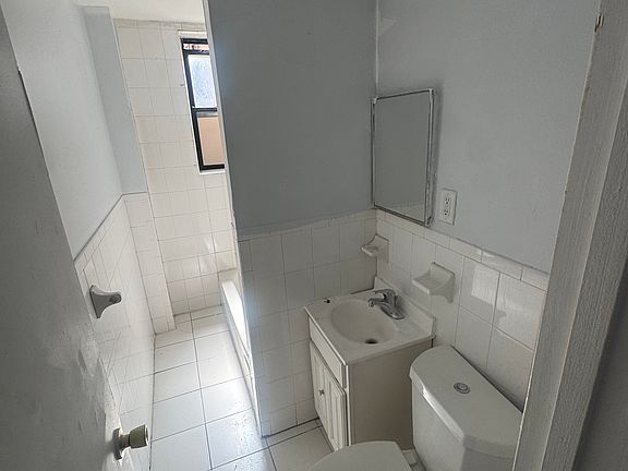 4th image of 928 21st St APT 25