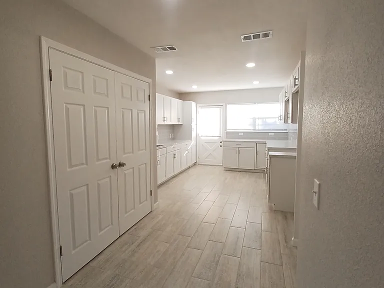 608 Graham Ave — Photo 4
