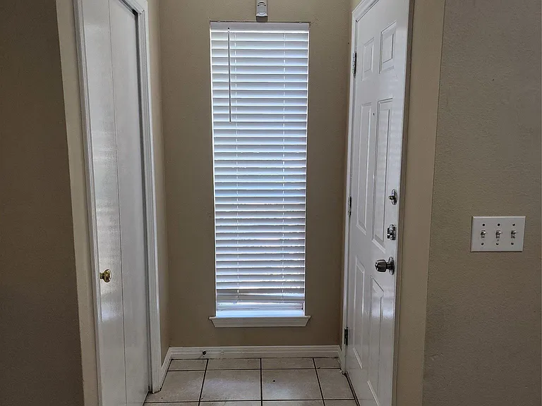 503 Gregory Ct — Photo 5