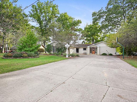 5th image of 15619 Forest Ln