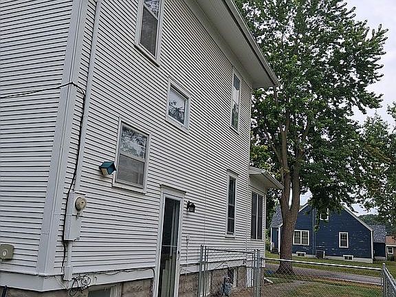 3rd image of 222 E Chestnut St