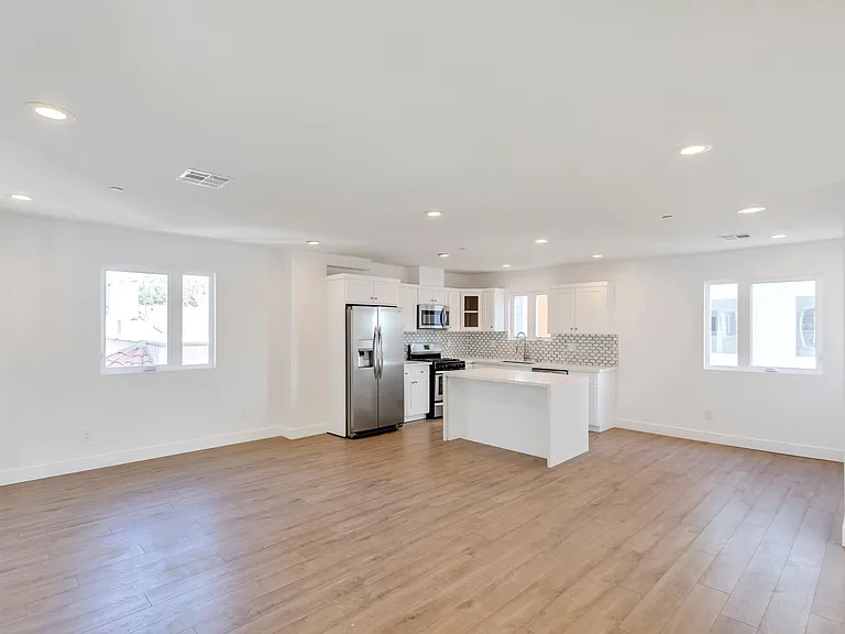 2518 Thurman Ave — Photo 3
