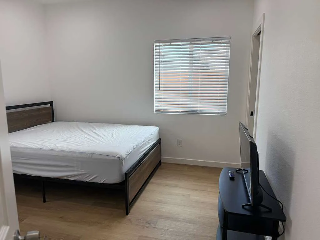 3 bed, 1000 sqft, $2,250 — Photo 2