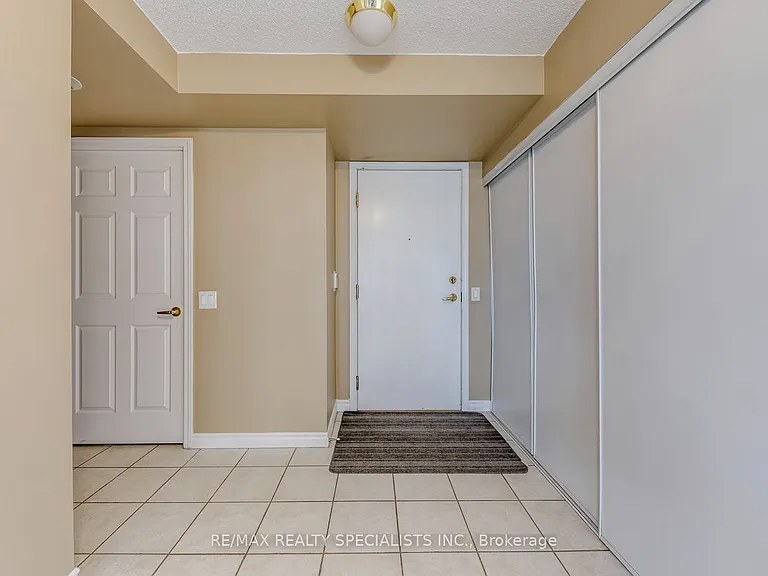 25 Kingsbridge Garden Cir W #924 — Photo 12