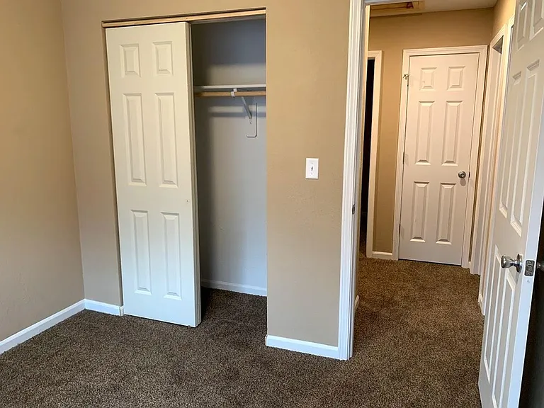 Devling Place Apartments — Photo 38