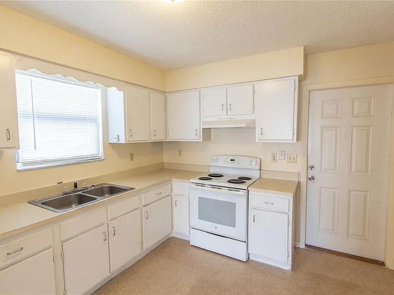 709 Mosley Rd — Photo 6