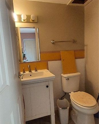 4th image of 1866 Southlawn Dr