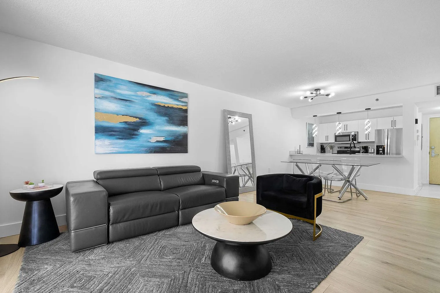 1 bed, 1.0 bath, 839 sqft, $5,092 — Photo 4