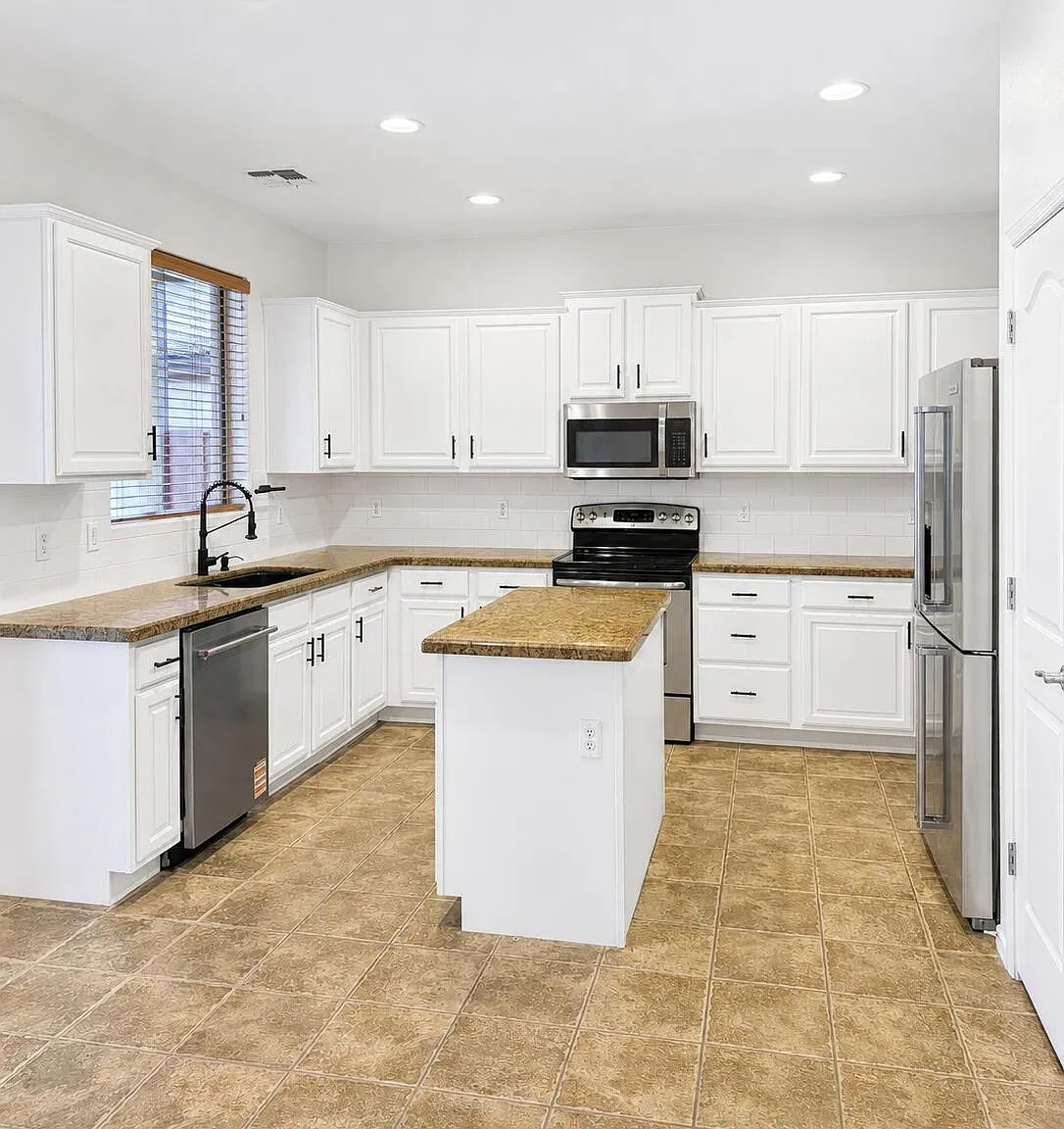4 bed, 7.0 bath, 2374 sqft, $2,900 — Photo 1