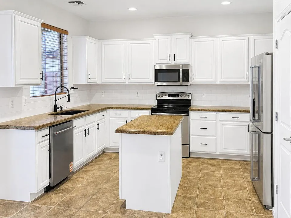 4325 E Vallejo Ct