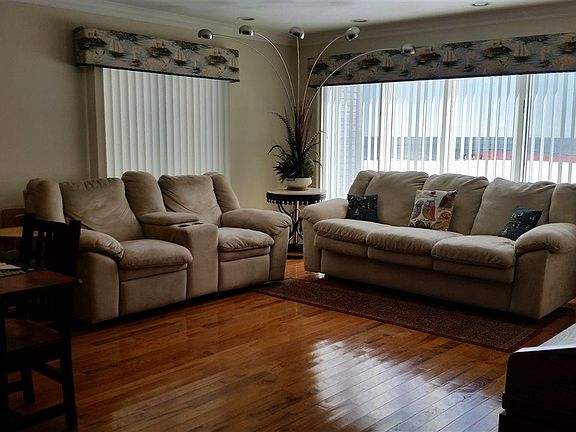 2nd image of 407 W Lake St