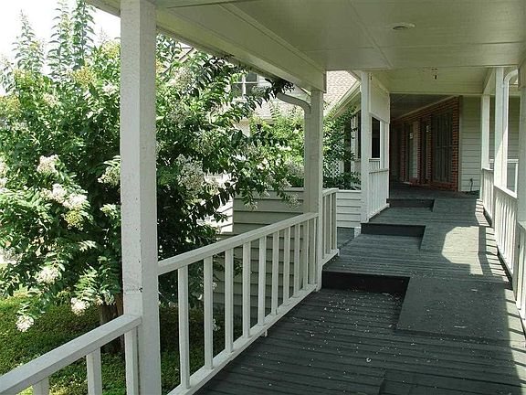 4th image of 1060 Salem Walk Dr
