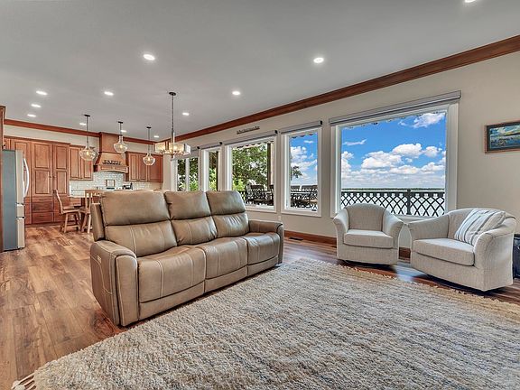 3rd image of 325 Lakeshore Dr