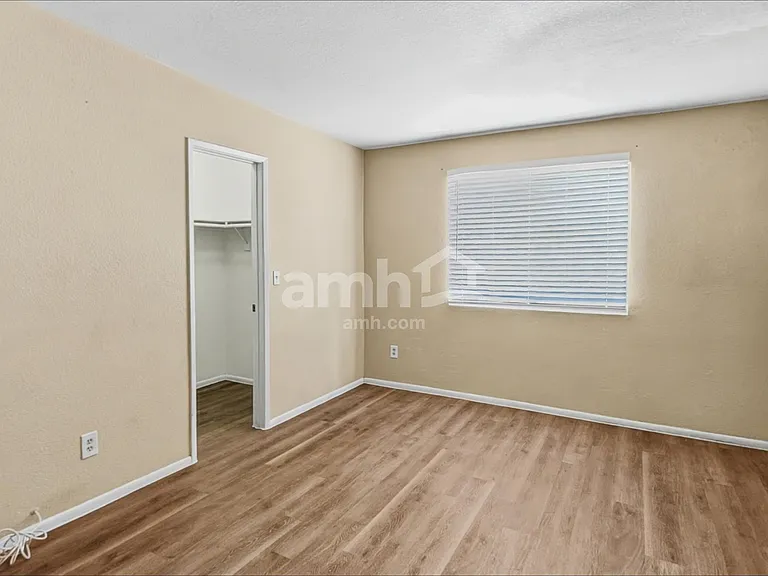 1513 W Islington Ave — Photo 15