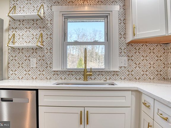 5th image of 207 N Prospect Hill Dr