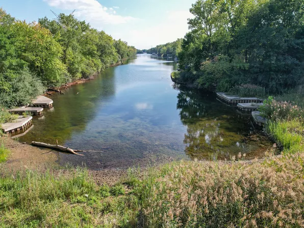 6435 E Deerfield Dr, Coal City, IL 60416